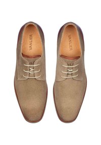 Bruine stoffen schoenen met een gestructureerde afwerking, vetersluiting en een gladde leren hak. Het interieur heeft een tan voering met de merknaam.