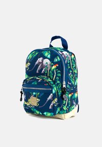 Multicolore rugzak met een geprint jungle ontwerp van olifanten en tropische planten; heeft een voorzak met rits en blauwe schouderbanden.
