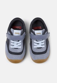 Sneaker grigie e blu marino realizzate con una combinazione di materiali in rete e camoscio. Lacci bianchi, strap in velcro e suola in gomma naturale.