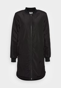 Veste bomber longue noire rembourrée avec fermeture éclair frontale, col et poignets côtelés, poches latérales avec boutons-pression et ourlet légèrement arrondi.