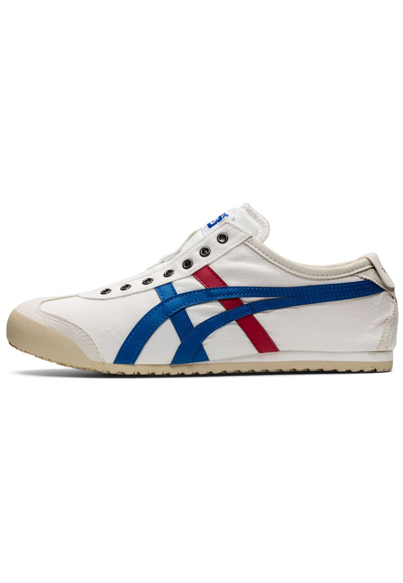 Scarpa da ginnastica in tela bianca con strisce laterali blu e rosse. Presenta chiusura con lacci, punta in gomma e suola testurizzata per una migliore aderenza.
