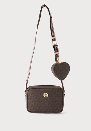 Sac bandoulière marron Michael Kors avec motif logo, emblème MK doré et pochette amovible en forme de cœur pour pièces sur une sangle réglable.