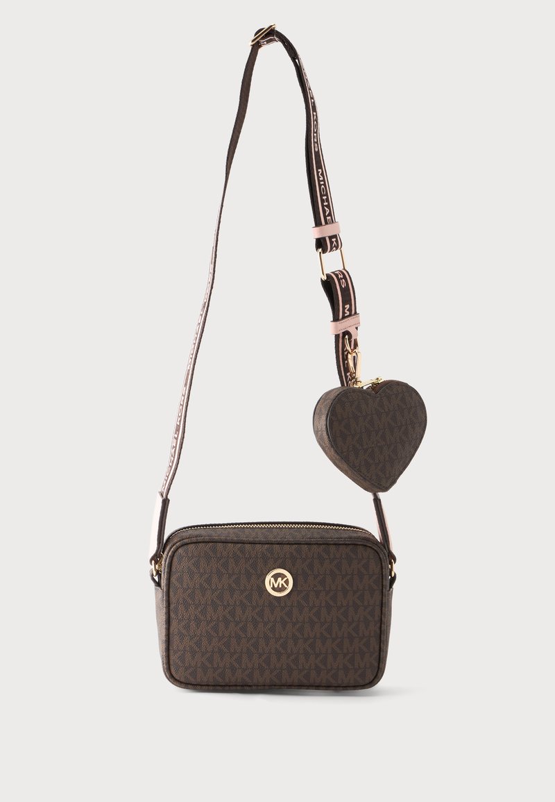 Καφέ τσάντα Michael Kors crossbody με λογότυπο, χρυσό έμβλημα MK και αφαιρούμενη τσαντάκι για κέρματα σε σχήμα καρδιάς με ρυθμιζόμενο λουρί.