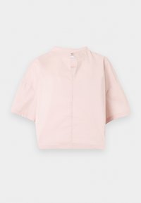 Lichtroze blouse met korte mouwen, een hoge halslijn en een voorste split, weergegeven op een effen witte achtergrond.