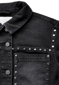 Mustahiimi musta farkkutakki, jossa on klassinen kaulus, hopeiset niittikoristeet nappilistaa ja taskuja pitkin, sekä tekstuuripintainen kangas.