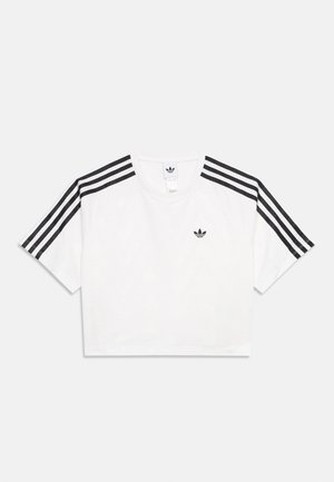Tricou Adidas alb crop, cu design cu trei dungi negre pe umeri și logo mic negru Adidas pe piept.