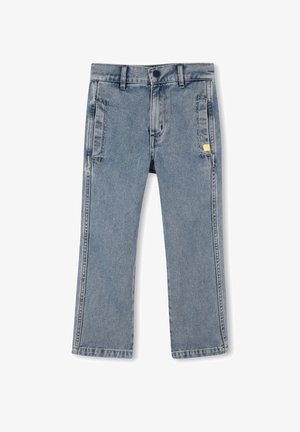Lichtblauwe denim jeans met een recht model, met twee voorzakken en een klein geel label aan de zijkant. Klassieke 5-pocket stijl.