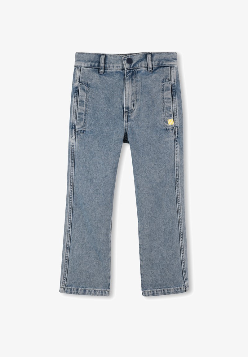 Jean en denim bleu clair avec une coupe droite, comportant deux poches avant et une petite étiquette jaune sur le côté. Style classique à 5 poches.