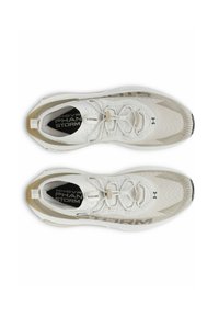 Scarpe sportive bianche con una parte superiore testurizzata, con punta arrotondata, lacci elastici e suola traslucida. Logo nero sulla soletta.