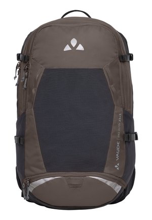 Brauner und dunkelgrauer Rucksack mit strukturierter Oberfläche, Reißverschlüssen und verstellbaren Trägern. Mit Logo und reflektierenden Akzenten auf der Vorderseite.