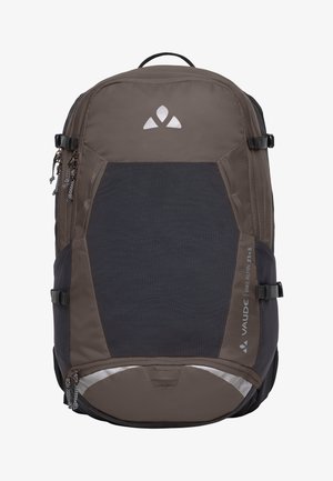 Brauner und dunkelgrauer Rucksack mit strukturierter Oberfläche, Reißverschlüssen und verstellbaren Trägern. Mit Logo und reflektierenden Akzenten auf der Vorderseite.