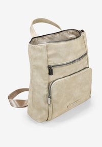 Mochila de cuero beige con múltiples bolsillos con cremallera, textura suave y una base ancha y plana. Presenta un asa corta y una correa de satén.