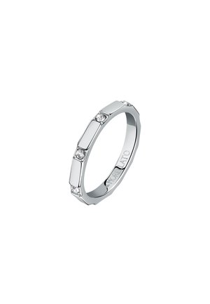 Anello d'argento con un design geometrico, bordi lisci e cinque pietre trasparenti incastonate, che mette in evidenza una superficie lucida.