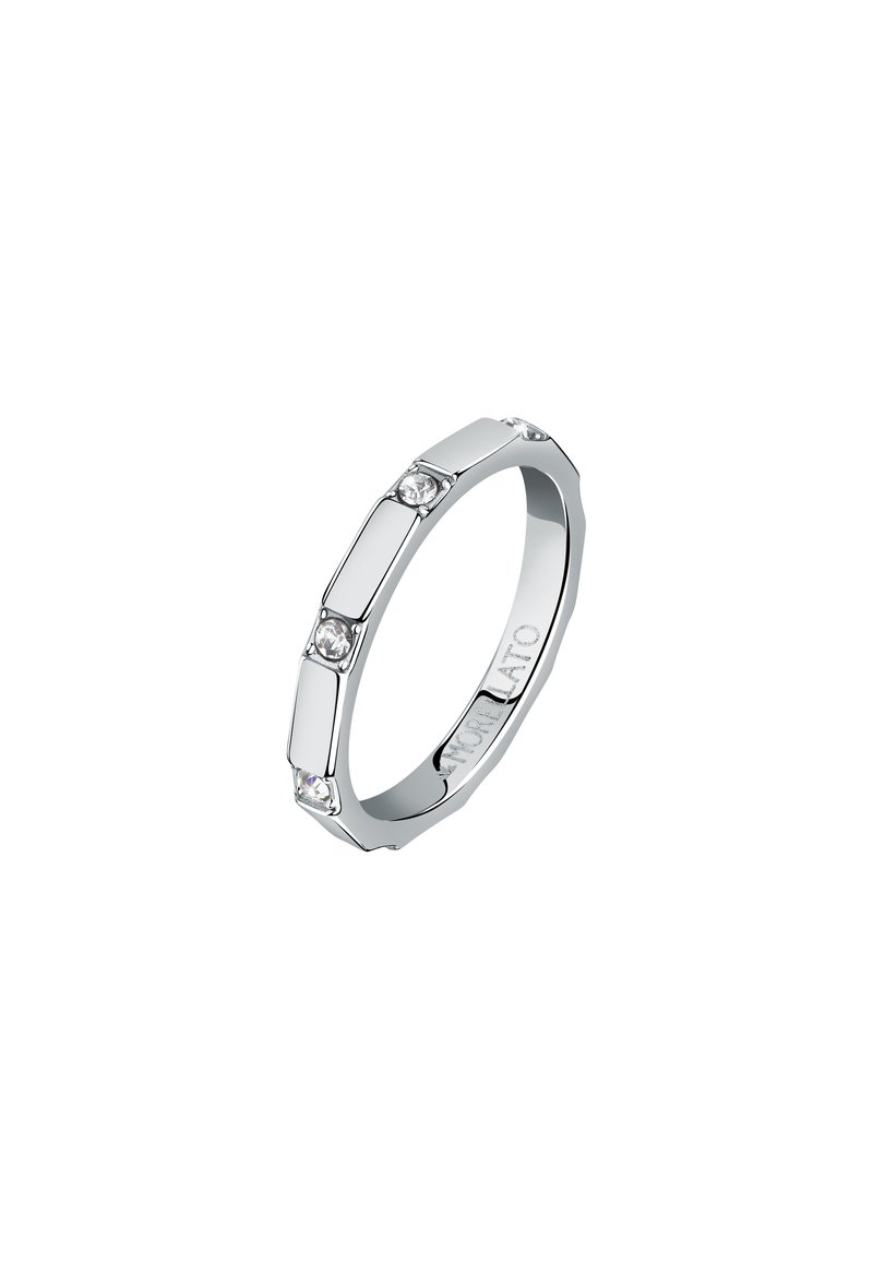 Anello d'argento con un design geometrico, bordi lisci e cinque pietre trasparenti incastonate, che mette in evidenza una superficie lucida.