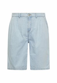 Shorts in denim blu chiaro con pieghe, chiusura a zip e bottone metallico. Presenta tasche laterali e una vestibilità rilassata. Texture liscia.