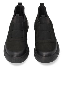 Czarne buty wsuwane, wykonane z teksturowanej zamszu i gładkiej skóry, z elastycznymi paskami na górze oraz trwałą gumową podeszwą.