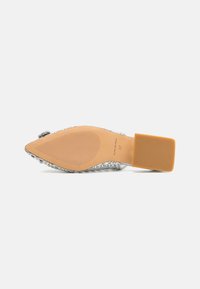 Scarpa argento a punta con texture intrecciata, suola in gomma e tacco quadrato color cammello. La parte inferiore presenta un motivo rigato per una migliore aderenza. Taglia 37.