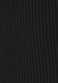 Tessuto a coste nero con linee verticali, consistenza liscia e costruzione a maglia sottile, adatto per diverse applicazioni di abbigliamento.