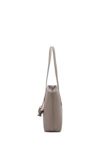 Sac fourre-tout en cuir gris avec un profil mince, deux poignées de épaule et un charm décoratif. Texture lisse et design minimaliste.