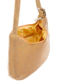 Borsa a mano con perline e un esterno in rete dorata, dotata di chiusura con zip e interno foderato in raso con un ulteriore tasca.