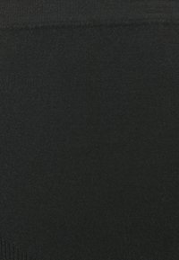 Tissu noir extensible affichant une texture lisse avec des détails en maille fine. Aucun motif visible ou élément matériel.