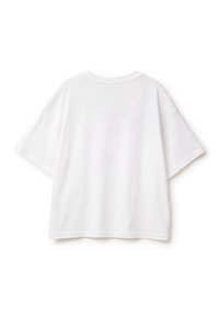 Camiseta de algodón blanca con un corte relajado, mangas cortas y cuello redondo. Textura suave y diseño minimalista. La vista posterior no muestra gráficos ni patrones.