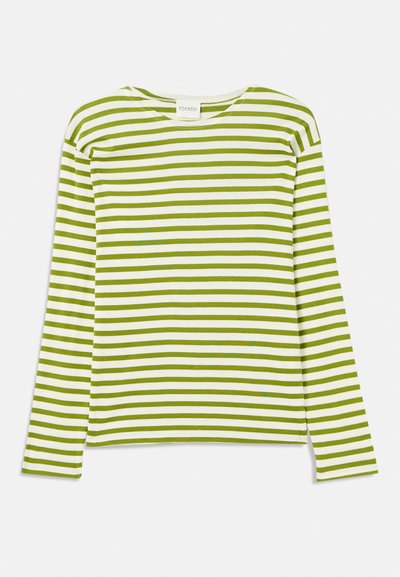 Ilga rankovė marškiniai su horizontaliomis žaliomis ir baltomis juostelėmis, apvaliu iškirpimu, minkšta medžiaga ir tiesus kirpimas su laisvu prigludimu.