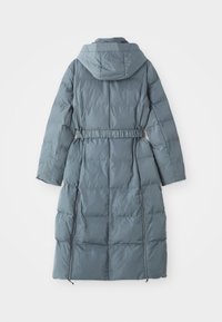 Duga, pufasta jakna svijetlosive boje, s vezicom u struku, kapuljačom i džepovima sa patentnim zatvaračem; glatka, quilted tekstura.