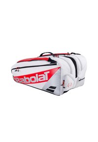 Borsa da tennis grande e bianca con accenti rossi e un grande logo "Babolat". Presenta più scomparti, cerniere e manici di trasporto robusti.