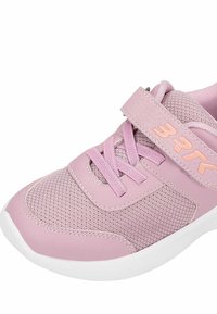 Sneaker rose pour enfants avec dessus en maille, lacets et une sangle Velcro étiquetée "BRK", dotée d'une semelle en caoutchouc blanc.