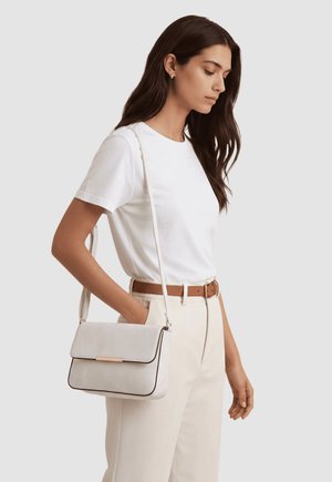 Outfitters Nation, Bandolera - blanco