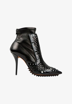 Bottine en cuir noir à talon haut, bout pointu, panneau avant texturé, clous métalliques et fermeture éclair à l'arrière.