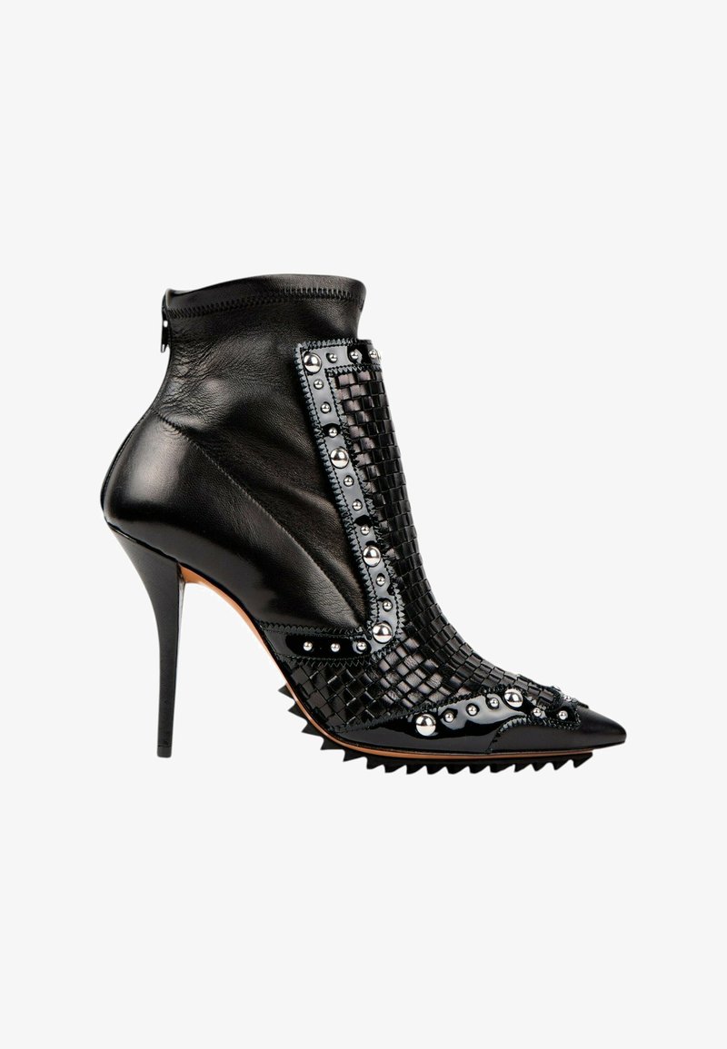 Bottine en cuir noir à talon haut, bout pointu, panneau avant texturé, clous métalliques et fermeture éclair à l'arrière.