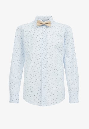 Camisa azul claro abotonada con pequeños patrones oscuros de anclas y una pajarita beige sobre un fondo blanco.