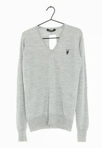 Helle graue Strickjacke mit V-Ausschnitt, langen Ärmeln und gerippten Bündchen. Verfügt über ein kleines schwarzes Emblem auf der linken Brust. Glatte Textur.