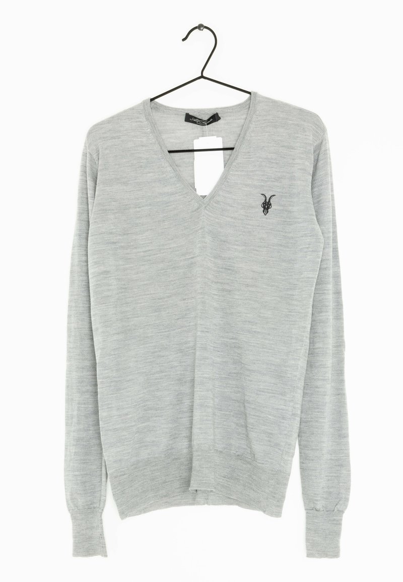 Helle graue Strickjacke mit V-Ausschnitt, langen Ärmeln und gerippten Bündchen. Verfügt über ein kleines schwarzes Emblem auf der linken Brust. Glatte Textur.