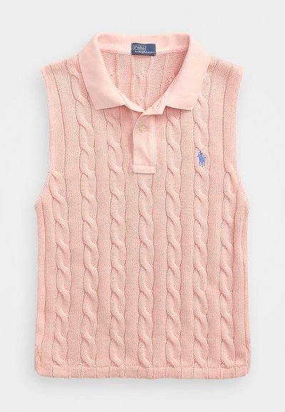 Ροζ πλεχτό αμάνικο πουλόβερ με σχέδιο καναλιού, πόλο γιακά και μπλε λογότυπο που διακοσμεί την αριστερή πλευρά.