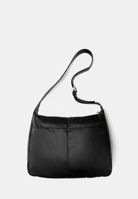 Sort læder skuldertaske med en glat overflade, en enkelt justerbar rem og en lynlåsåbning, med et minimalistisk design og uden udsmykning.