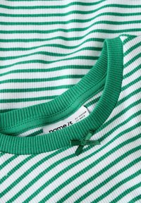 Camisa de algodón a rayas verdes y blancas con cuello acanalado y pequeño detalle de lazo, con etiqueta de cuidado en el interior del cuello.