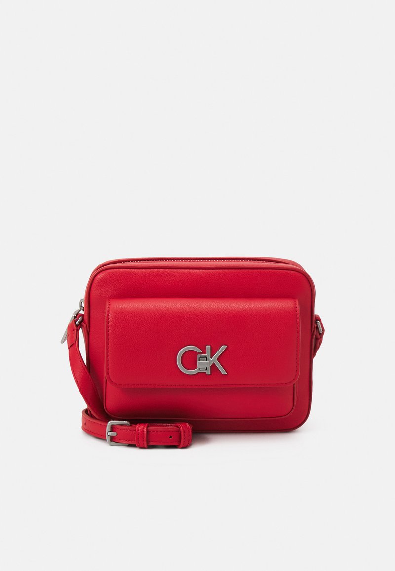 Calvin Klein RE LOCK CAMERA BAG FLAP - Borsa a tracolla - aurora red