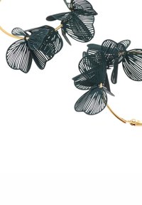 Zielone metalowe kolczyki w kształcie obręczy z warstwowymi, teksturowanymi wzorami kwiatowymi z misternymi liniami. Złote akcenty łączą liście.