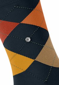 Kolorowe męskie skarpetki z wzorem diamentowej argyle w ciemnym niebieskim, pomarańczowym, żółtym i beżowym, z haftowanym srebrnym logo.