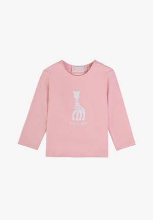 Camicia in cotone rosa a maniche lunghe con una silhouette bianca di una giraffa con pois e il testo "SOPHIE LA GIRAFFE" sotto.