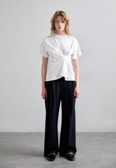Victoria Beckham BODY TWIST TEE - Apdrukāts T-krekls - white