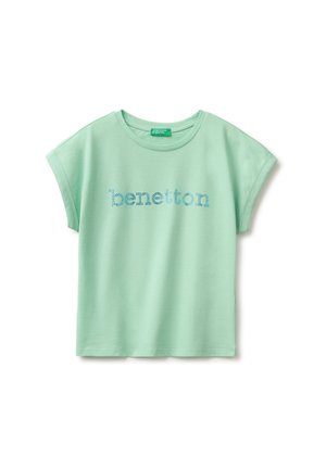 Camiseta verde claro de manga corta con escote redondo y texto "benetton" en azul con puntos impreso en el pecho.
