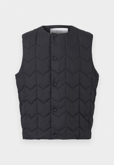 Μαύρο αμάνικο καπιτονέ γιλέκο με κούμπωμα με κουμπιά τύπου τριπλό πάτημα και σχέδιο ραφής σε σχήμα chevron, με ετικέτα Maison Kitsuné στο εσωτερικό του γιακά.