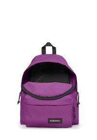 Fialový látkový batoh s černým vnitřkem, kulatou horní částí, nastavitelnými popruhy a logem Eastpak na přední kapse. Zapínání na zip.