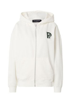 Hvid hættetrøje med lynlås, hætte og forlommer, med et mørkegrønt bogstav "P" med blomsterdesign på venstre bryst.