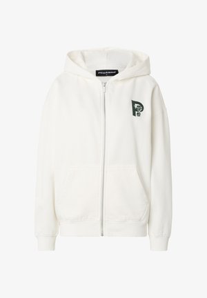 Hvid hættetrøje med lynlås, hætte og forlommer, med et mørkegrønt bogstav "P" med blomsterdesign på venstre bryst.
