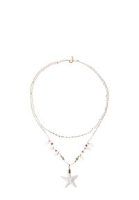 Collier superposé avec un pendentif en forme d'étoile de mer, chaîne en or, perles blanches et accents de rose et de doré.